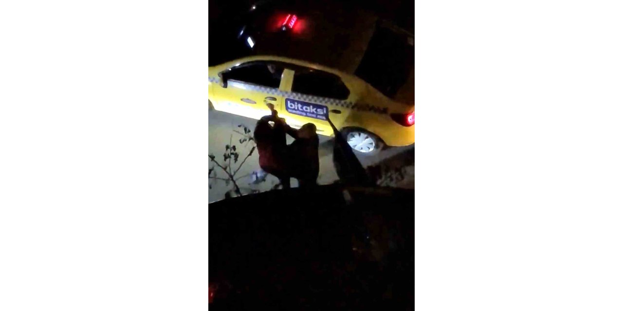 KADIKÖY’DE TAKSİDE TERS YÖN KAVGASI: YOLCU ÇİLEDEN ÇIKTI