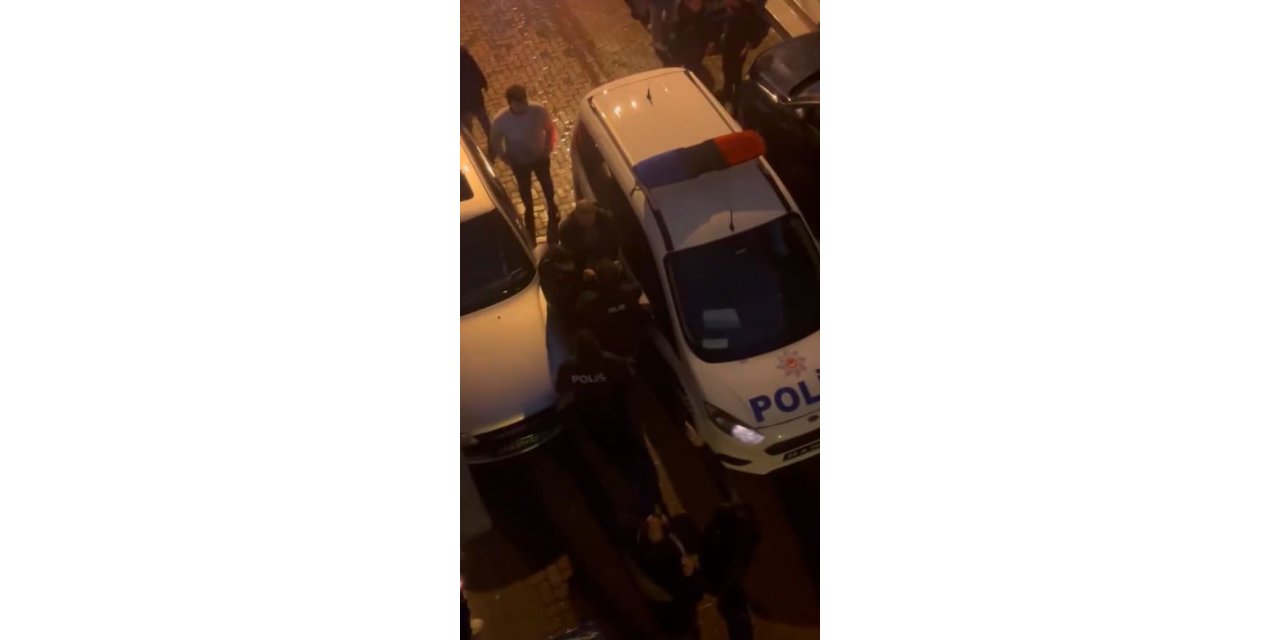 BAYRAMPAŞA’DA SAHİBİNİN AĞIZLIKSIZ GEZDİRDİĞİ PİTBULL CİNSİ KÖPEK POLİSE SALDIRDI