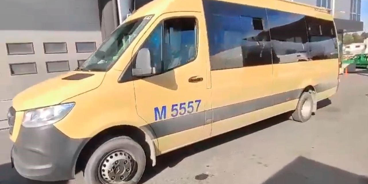 ESENYURT’TA TERS YÖNDE SEYREDEN MİNİBÜS ŞOFÖRÜ TRAFİĞİ TEHLİKEYE ATTI: O ANLAR KAMERADA