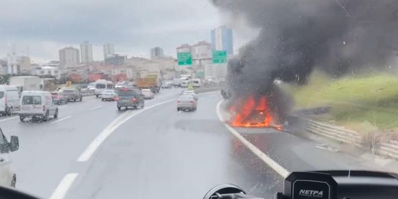 TEM OTOYOLU’NDA SEYİR HALİNDEKİ CİP ALEV ALEV YANDI: O ANLAR KAMERADA
