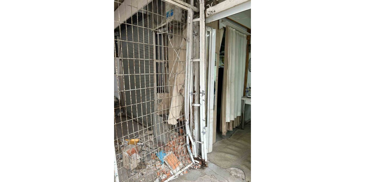 GAZ İLE FRENİ KARIŞTIRINCA, ÇÖP KAMYONETİ İŞ YERİNİN DUVARINA ÇARPTI