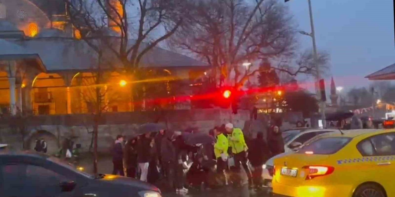 ÜSKÜDAR’DA OTOMOBİLİN ÇARPTIĞI KADIN YARALANDI