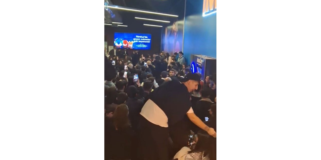 ÜNLÜ İSİMLERİN GELDİĞİ FİLM GALASINDA İZDİHAM: KAVGA SIRASINDA YANGIN TÜPÜ SIKTILAR