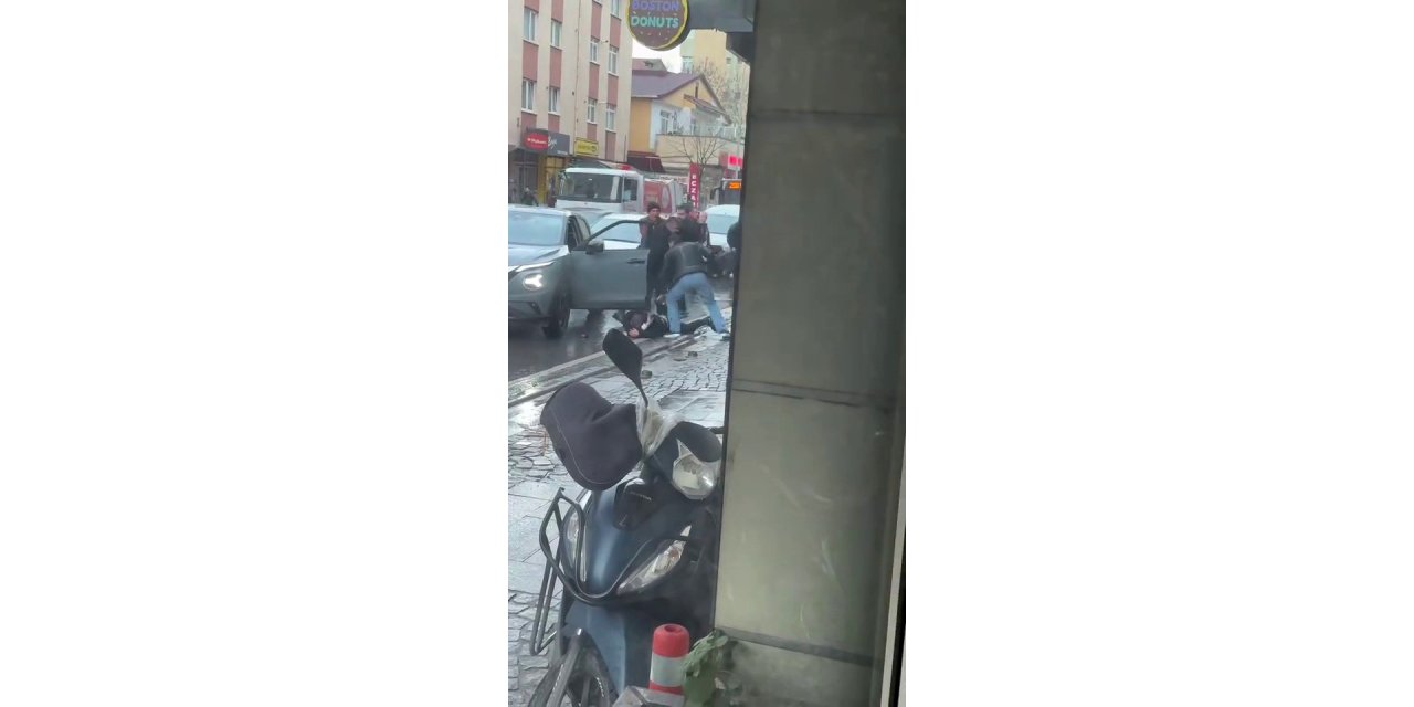 ÜMRANİYE’DE PARK YERİ KAVGASI: 3 KİŞİ SÜRÜCÜYE SALDIRDI