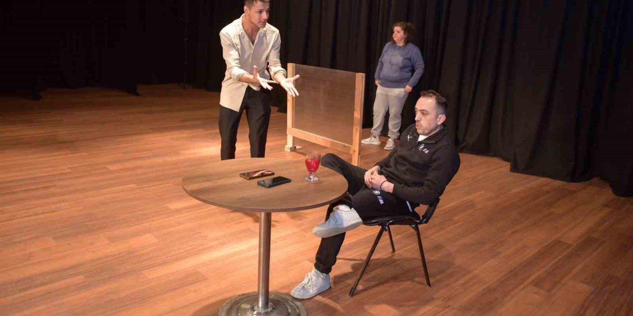 ESENYURT BELEDİYESİ TİYATRO KURSUNA HER YAŞTAN VATANDAŞ YOĞUN İLGİ GÖSTERİYOR