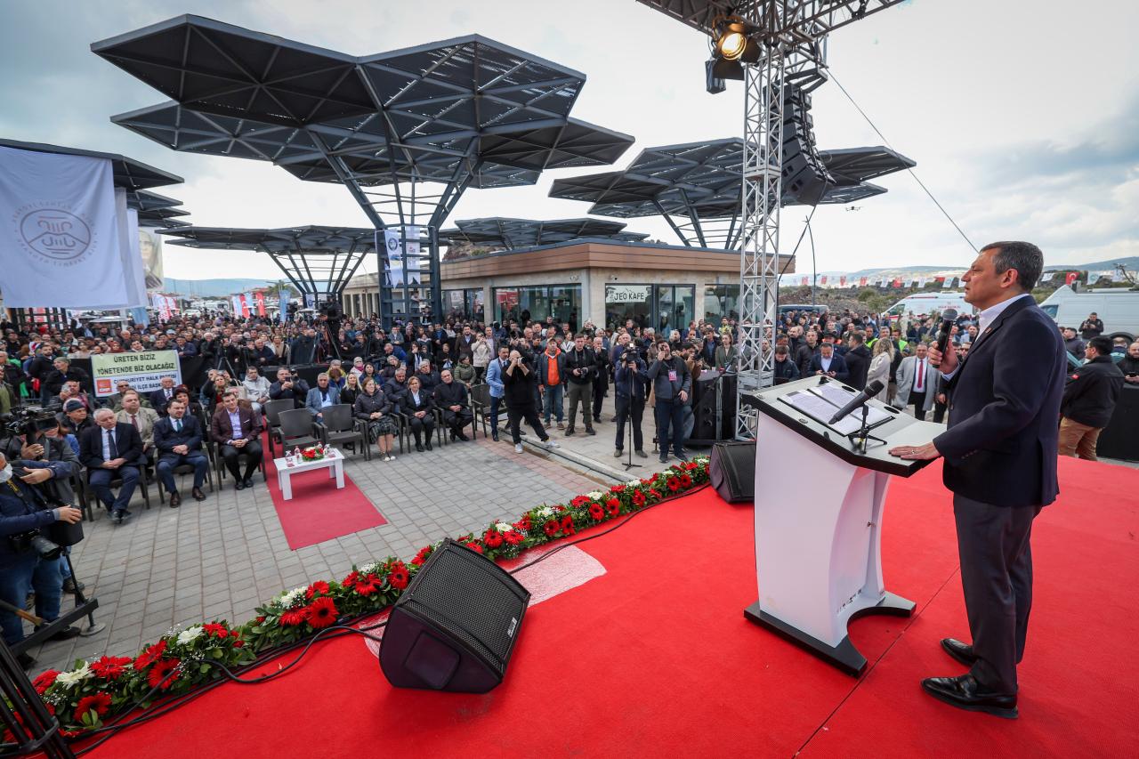 CHP Lideri Özel: “Partimiz Çirkin Bir Saldırı Altında; Erdoğan’ın Pisliğine Bulaşacağım Diyenler Onun Yanına Gidebilir”