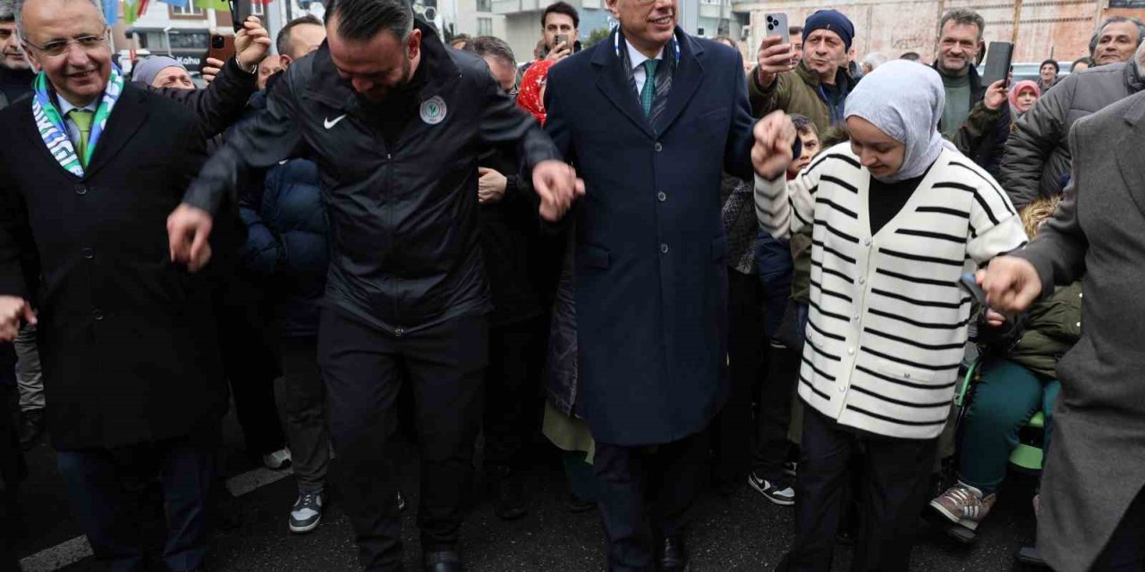 BAKAN MEMİŞOĞLU, VATANDAŞLARA BALIK EKMEK DAĞITTI