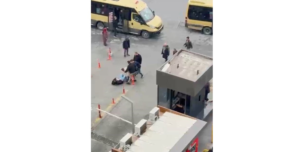 DOLMUŞ ŞOFÖRÜNÜN YOLCUYU DARP ETTİĞİ ANLAR KAMERADA