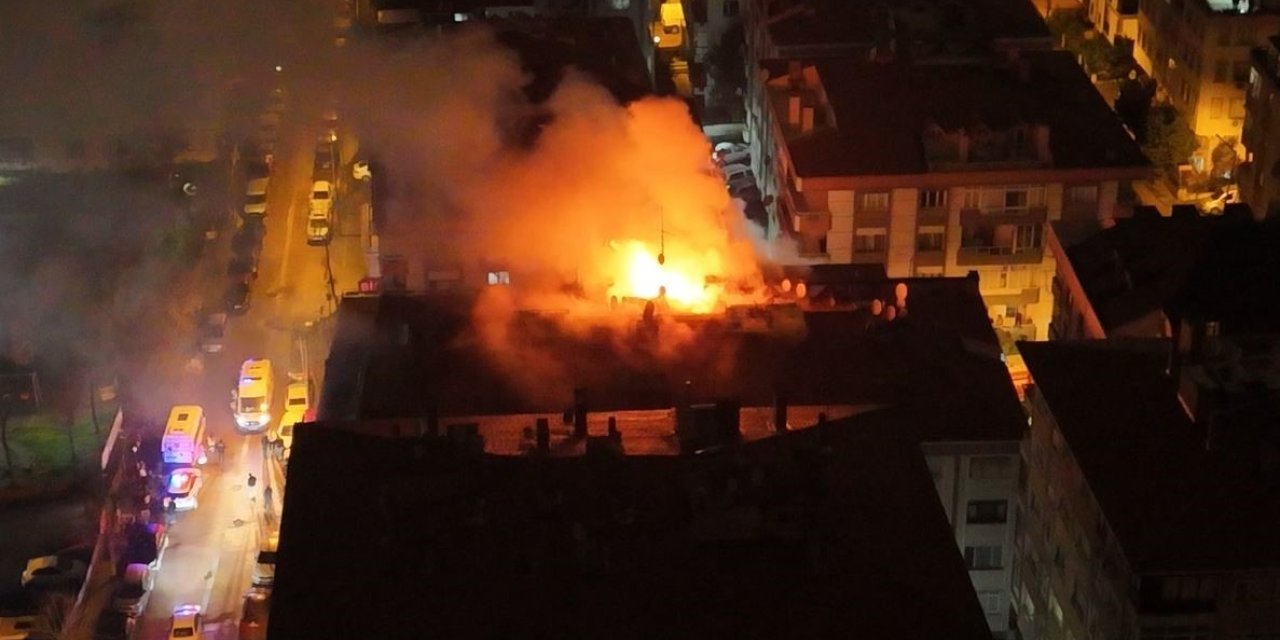 AVCILAR’DA KORKUTAN ÇATI YANGINI HAVADAN GÖRÜNTÜLENDİ