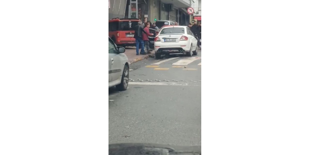 ESENYURT’TA KOCASINA SİNİRLENEN KADIN, ARABAYI ÇEKİÇLE PERT ETTİ