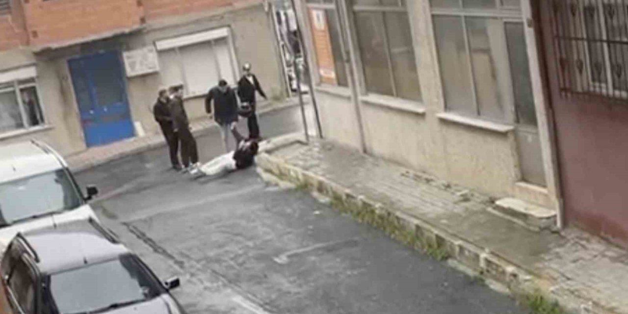 TARTIŞTIKLARI GENCİ SOKAK ORTASINDA ACIMASIZCA DÖVDÜLER