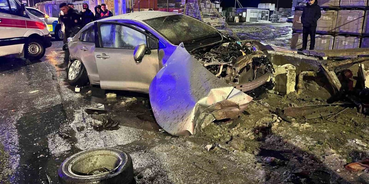 İSTANBUL’DA FECİ KAZA, OTOMOBİL SÜRÜCÜSÜ HAYATINI YİTİRDİ