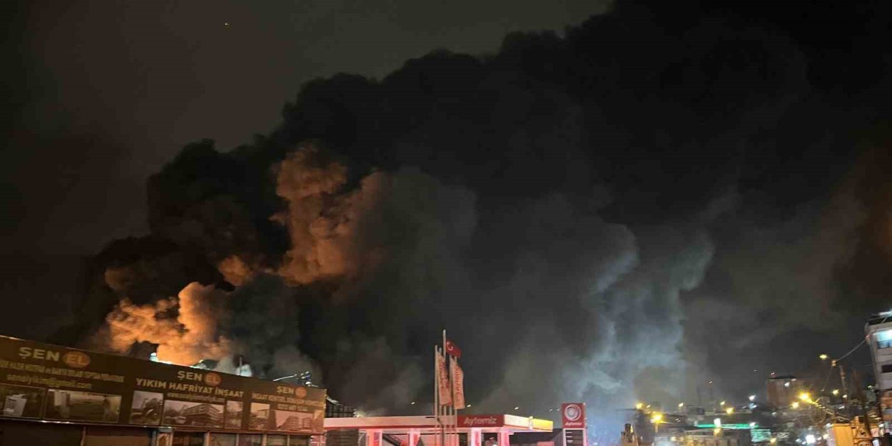 AVCILAR’DA GERİ DÖNÜŞÜM TESİSİNDEKİ YANGIN DRONLA GÖRÜNTÜLENDİ