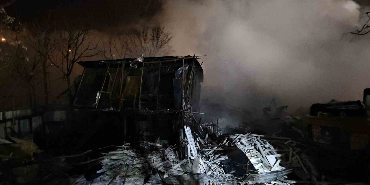 GERİ DÖNÜŞÜM TESİSİNDEKİ YANGIN 6 SAAT SONRA KONTROL ALTINA ALINDI