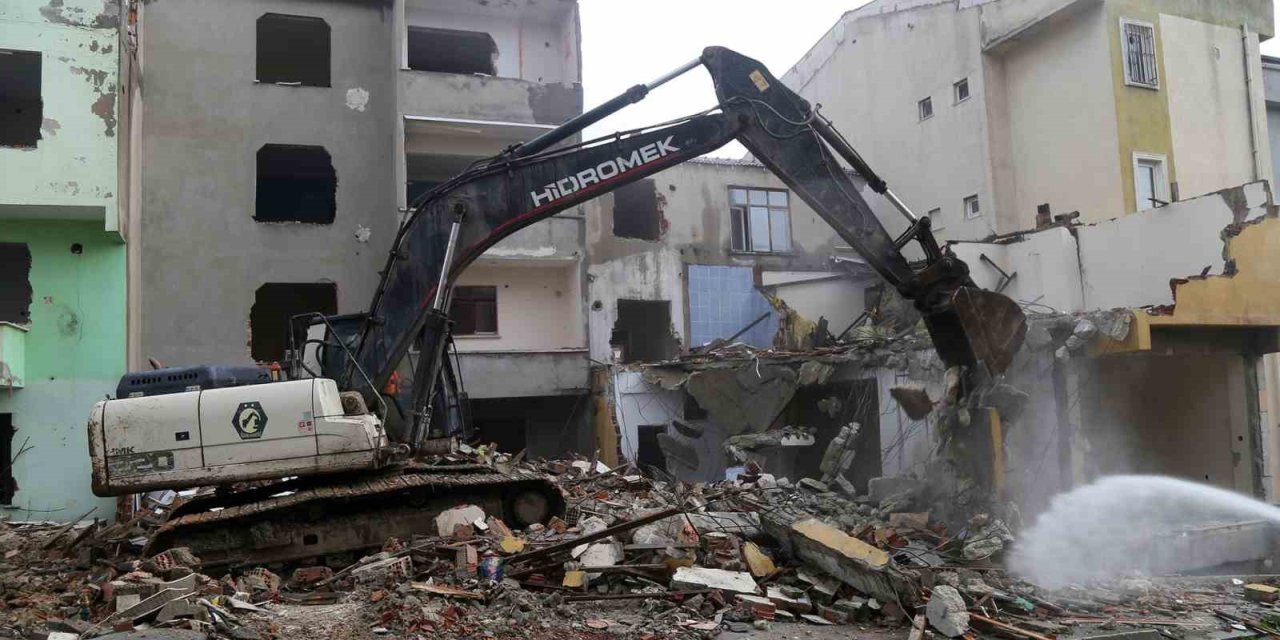 DEPREM RİSKİ TAŞIYAN 23 YAPI BELEDİYE EKİPLERİNİN GÖZETİMİNDE YIKILDI