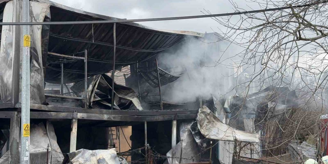 EYÜPSULTAN’DA İNŞAAT İŞÇİLERİNİN KONAKLADIĞI KONTEYNIRLAR ALEV ALEV YANDI