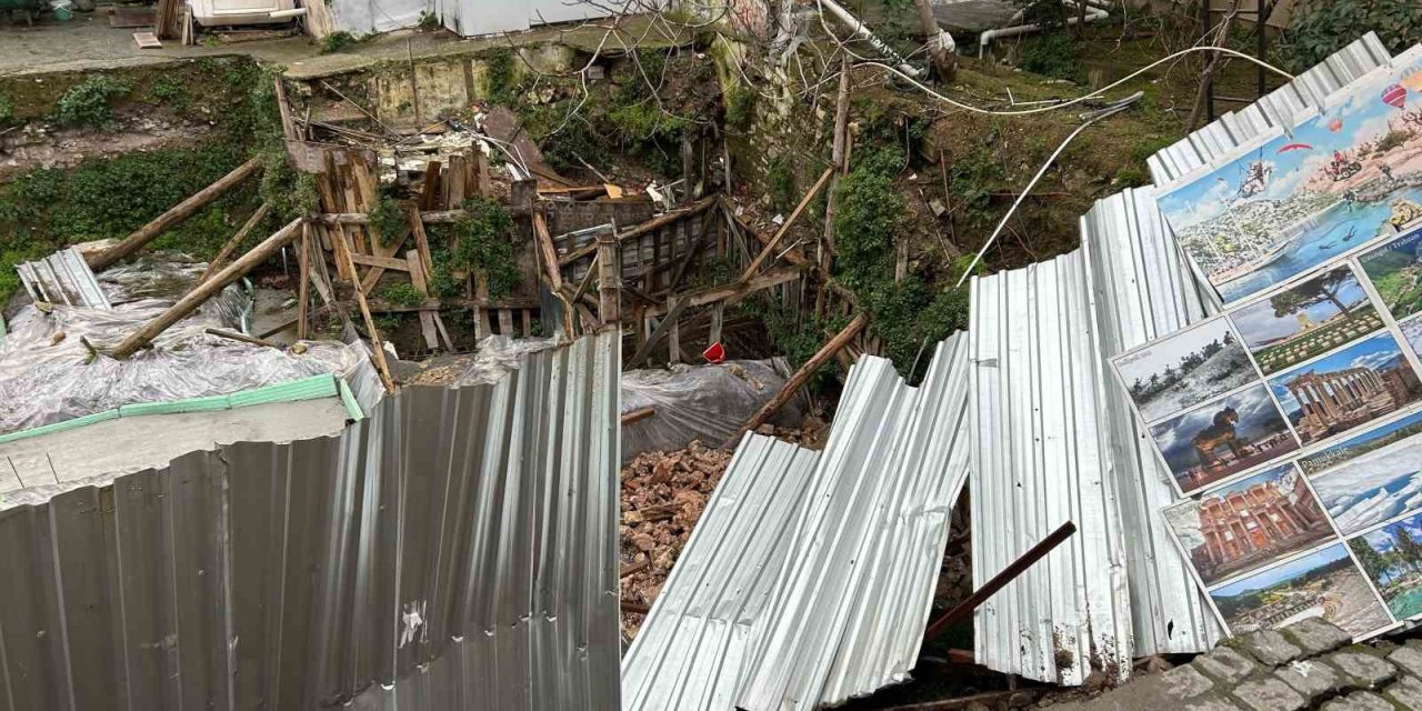 FATİH’TE TOPRAK KAYMASININ ARDINDAN YOL ÇÖKTÜ: O ANLAR KAMERADA