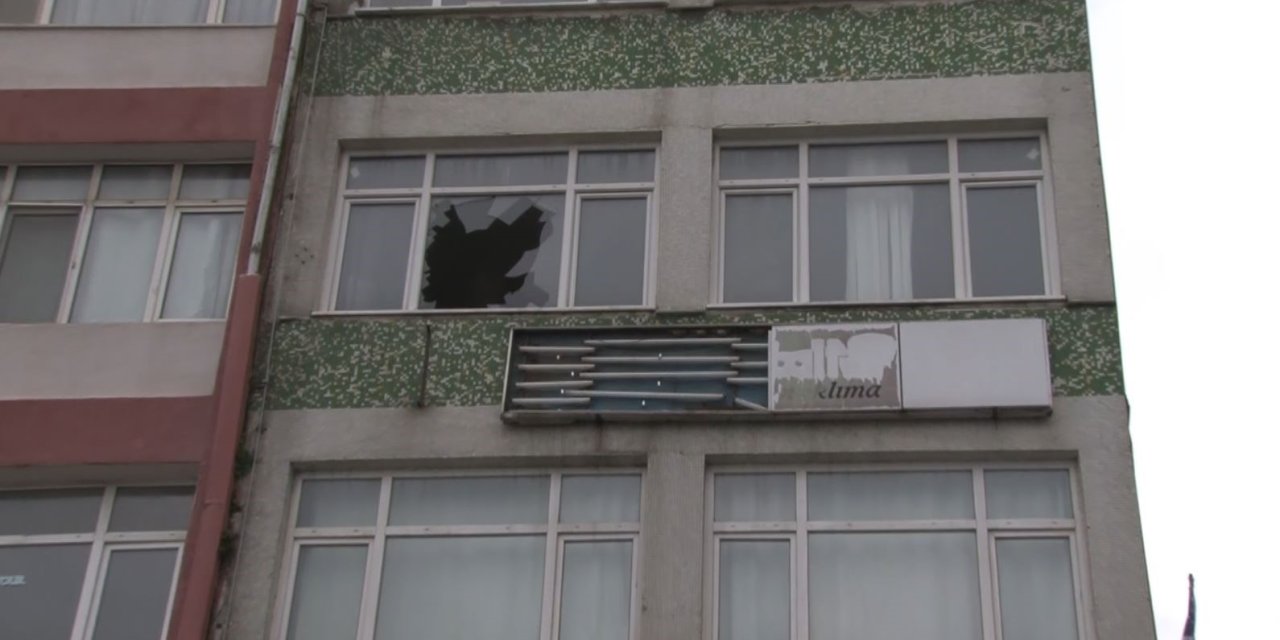 FATİH’TE UYUŞTURUCU ETKİSİNDEYKEN DÖVDÜKLERİ ARKADAŞLARINI CAMDAN ATTILAR