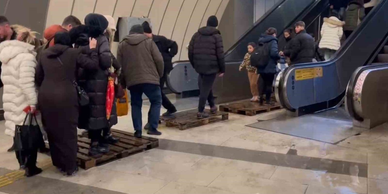 İSTANBUL’DA METROBÜS ALT GEÇİDİ SU BASTI: VATANDAŞ SULARIN İÇİNDE YÜRÜMEK ZORUNDA KALDI