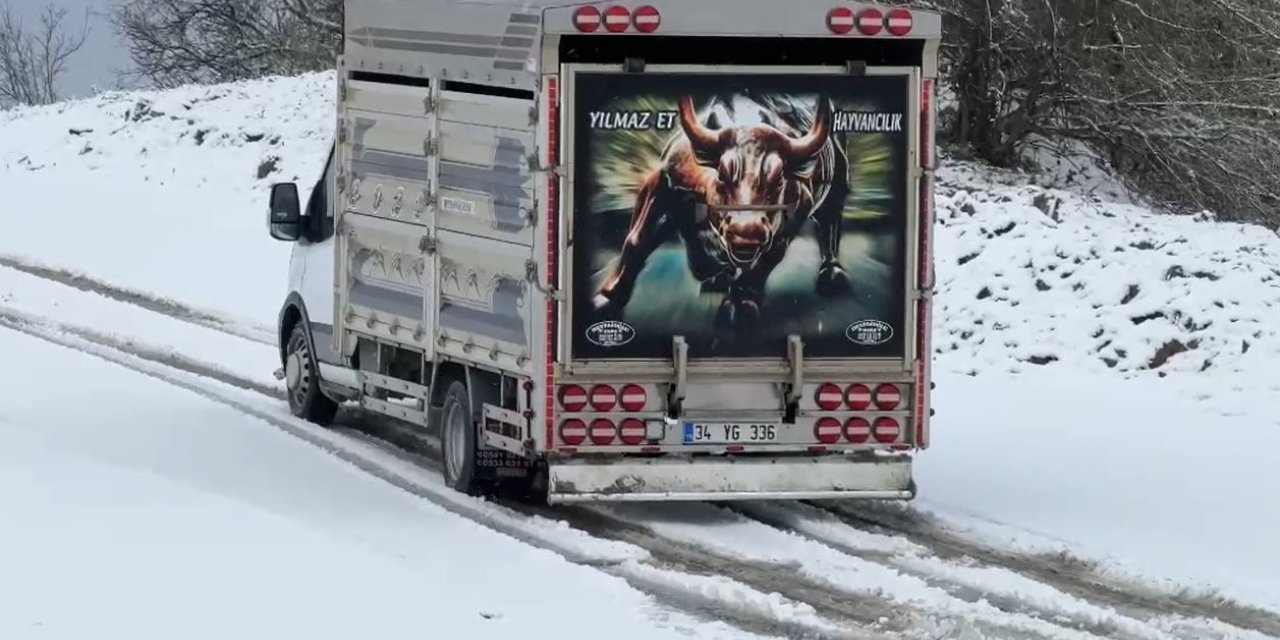 ARNAVUTKÖY’DE BEYAZA BÜRÜNEN YOLDA BİR ARAÇ YOLDA KALDI