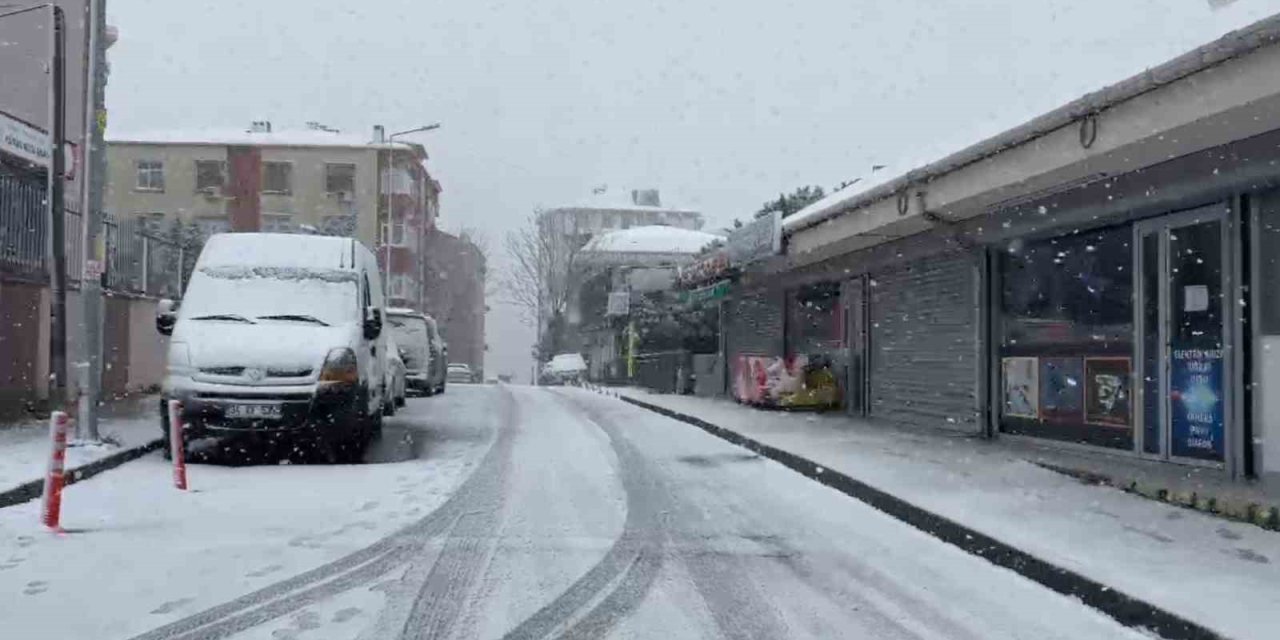 EYÜPSULTAN’DA LAPA LAPA KAR YAĞIŞI