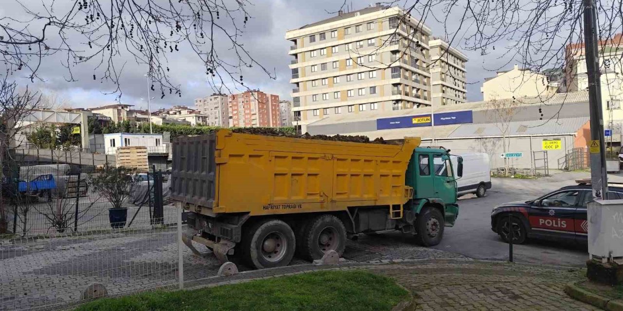 ATAŞEHİR’DE KAÇAK DÖKÜM YAPAN HAFRİYAT KAMYONU SÜRÜCÜSÜNE 647 BİN TL CEZA