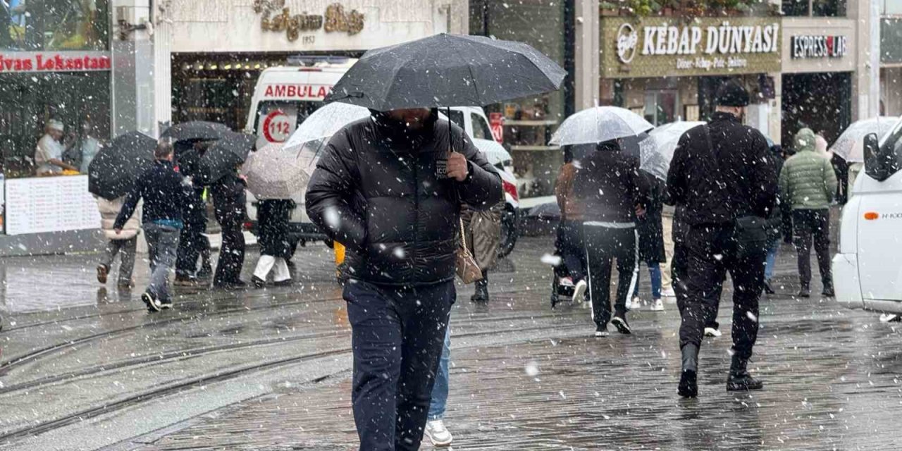 TAKSİM’DE KAR YAĞIŞI ETKİSİNİ GÖSTERMEYE BAŞLADI