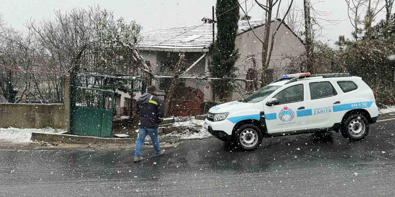 YERALTINDAKİ ELEKTRİK KABLOLARI PATLADI, CADDE TRAFİĞE KAPATILDI