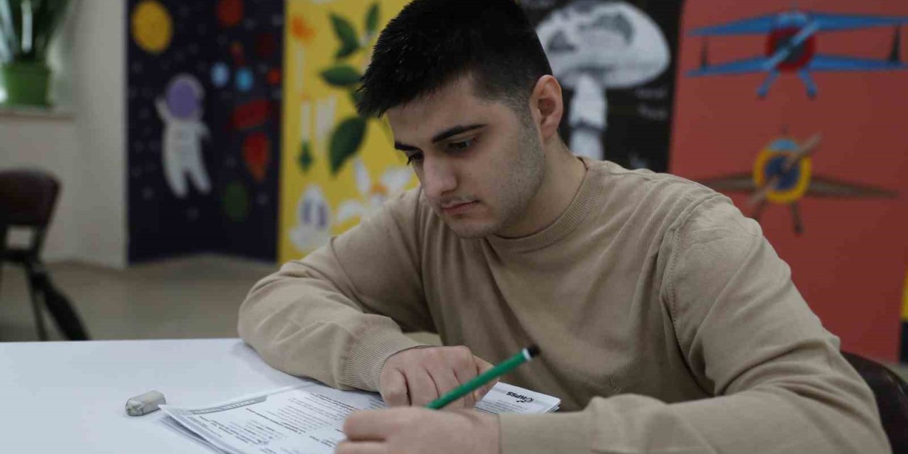 BAĞCILARLI ENGELLİ MUHAMMET, 90 EKPSS PUANIYLA BOĞAZİÇİ ÜNİVERSİTESİ’NE YERLEŞTİ