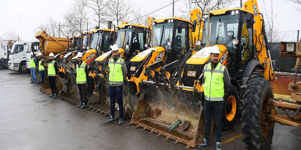 SANCAKTEPE BELEDİYESİ EKİPLERİ KARLA MÜCADELE ÇALIŞMALARINA 7/24 HAZIR