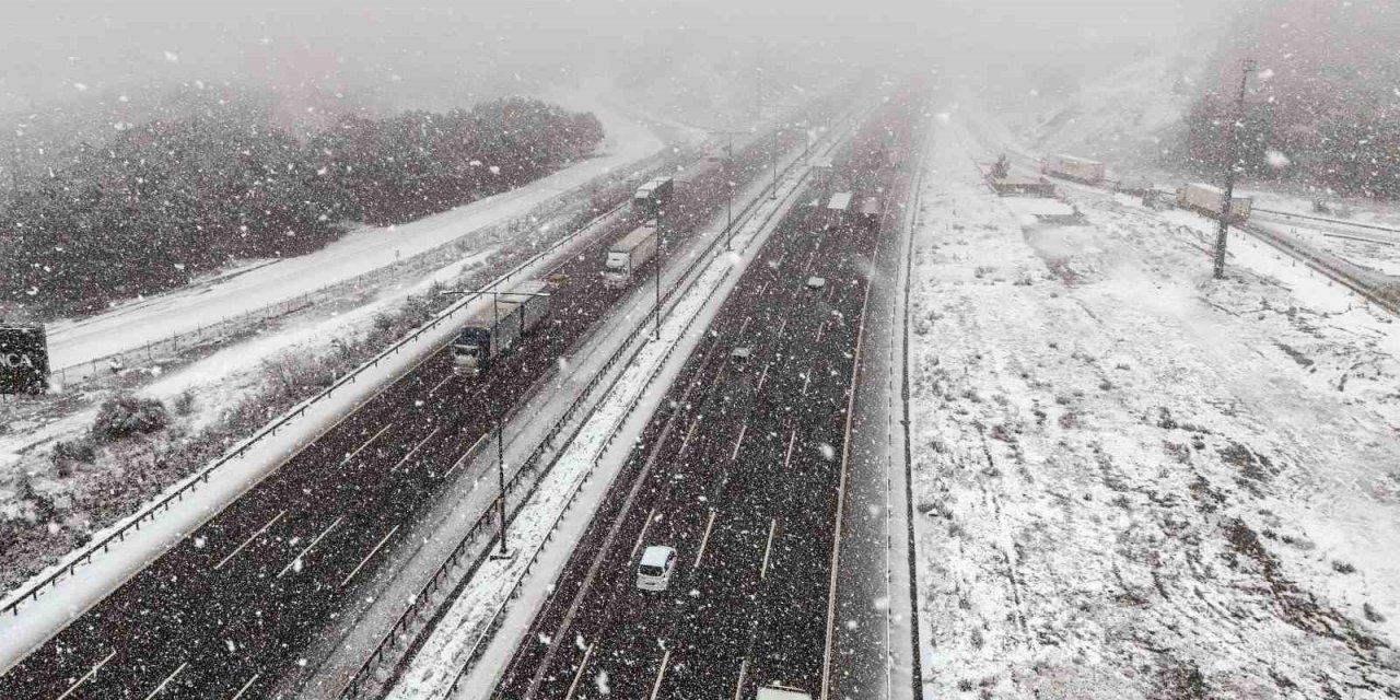 KAR YAĞIŞININ ETKİLİ OLDUĞU KUZEY MARMARA OTOYOLU HAVADAN GÖRÜNTÜLENDİ