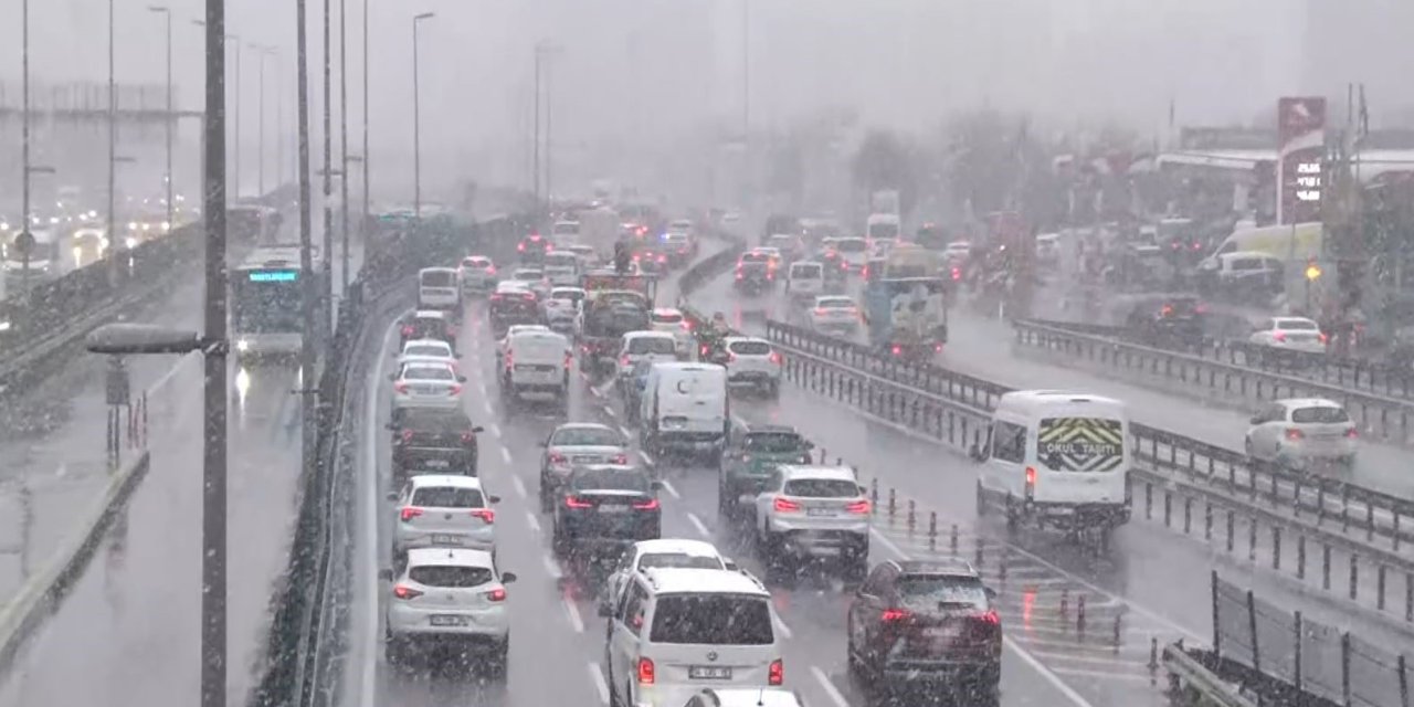 İSTANBUL’DA KAR YAĞIŞI ETKİSİNİ ARTIRDI, TRAFİK DURMA NOKTASINA GELDİ