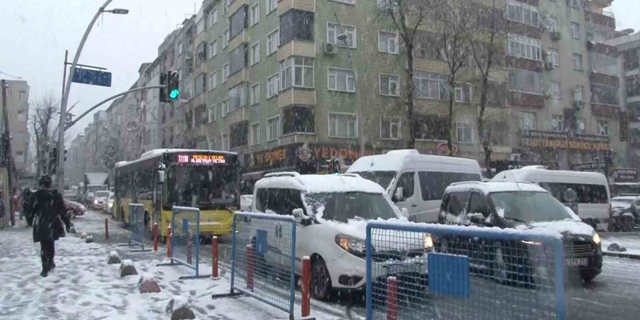 SULTANGAZİ’DE TRAFİĞE KAR ENGELİ