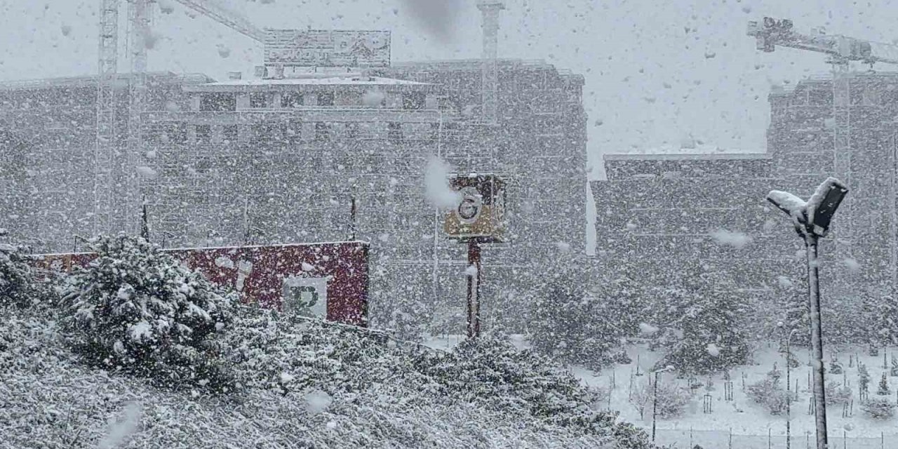 ALİ SAMİ YEN SPOR KOMPLEKSİ’NDE KAR YAĞIŞI ETKİLİ OLUYOR