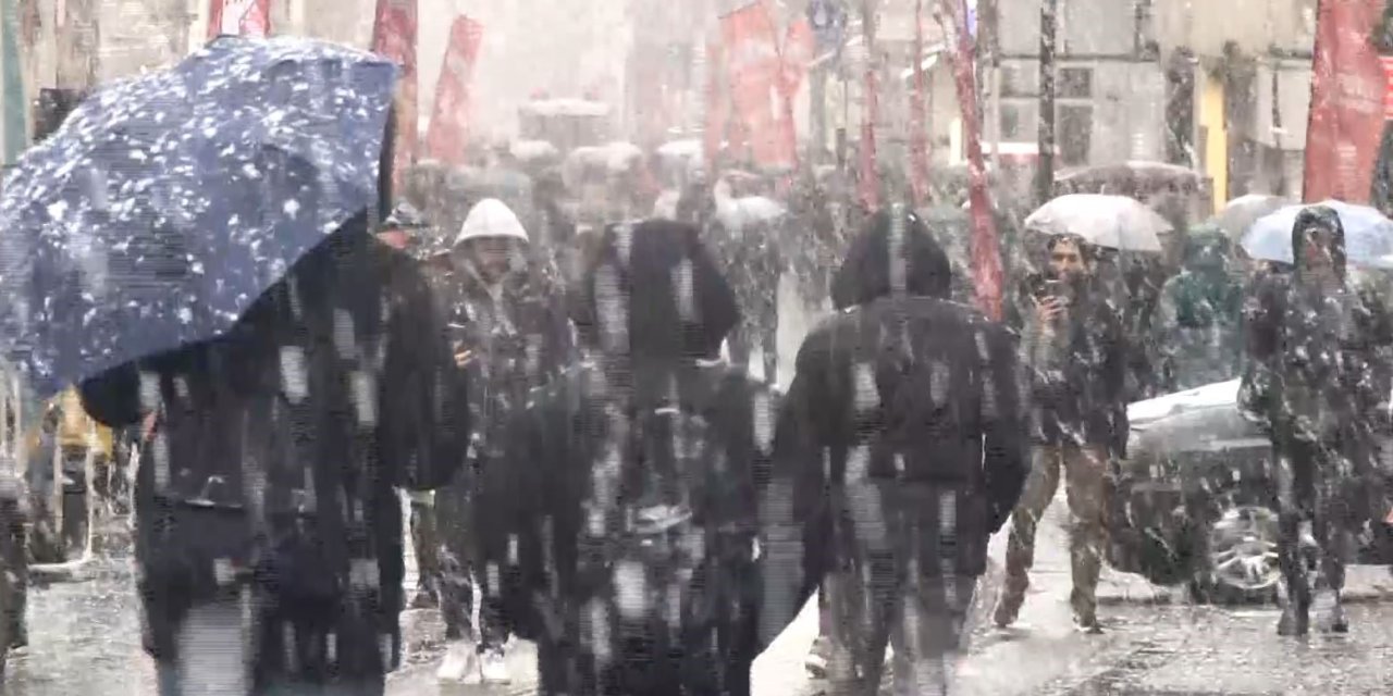 TAKSİM’DE LAPA LAPA KAR YAĞIŞI ETKİLİ OLDU