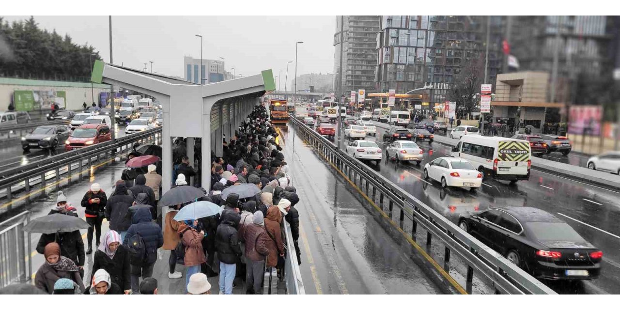 YENİBOSNA METROBÜS DURAĞINDA İNSAN SELİ