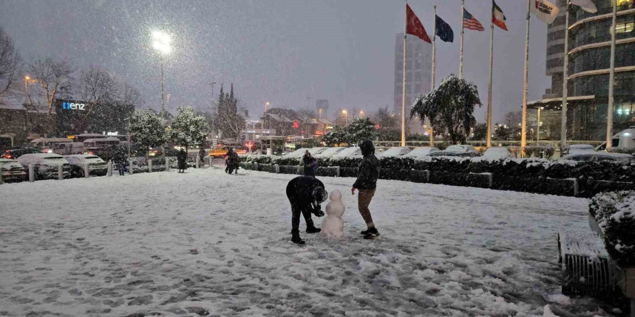 İSTANBUL’DA VATANDAŞLAR KAR YAĞIŞININ KEYFİNİ ÇIKARDI