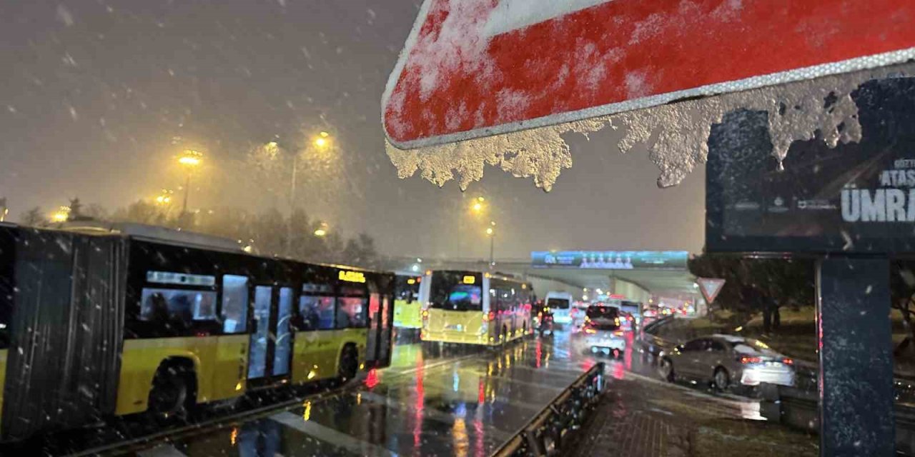 KAR YAĞIŞIYLA İSTANBUL TRAFİĞİ FELÇ OLDU