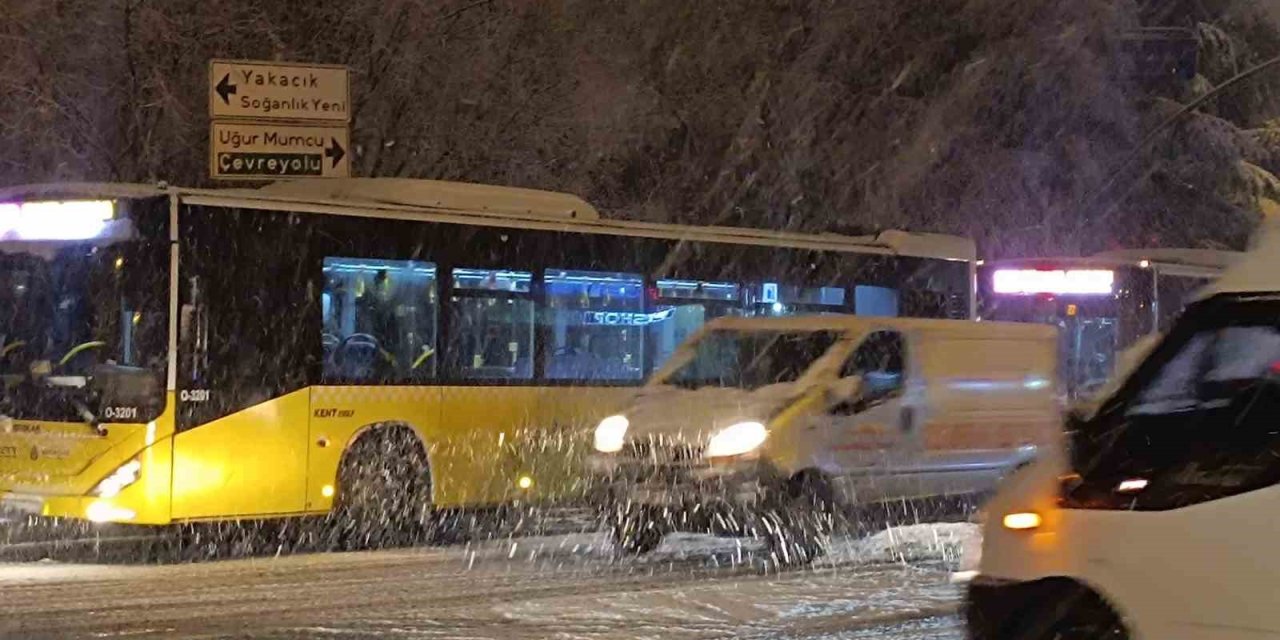 KARTAL’DA FRENLERİ TUTMAYAN İETT OTOBÜSÜ ŞOFÖRÜ YOLCULARI İNDİRDİ