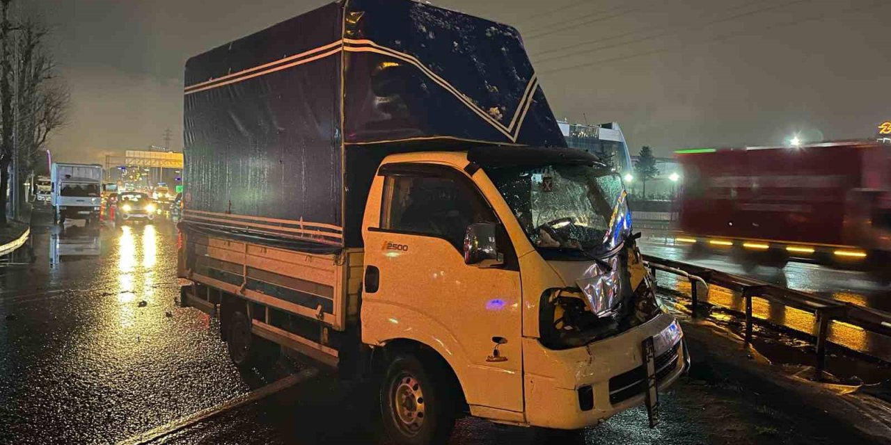 BAHÇELİEVLER’DE KAZAYA KARIŞAN KAMYON SÜRÜCÜSÜ YARALANDI