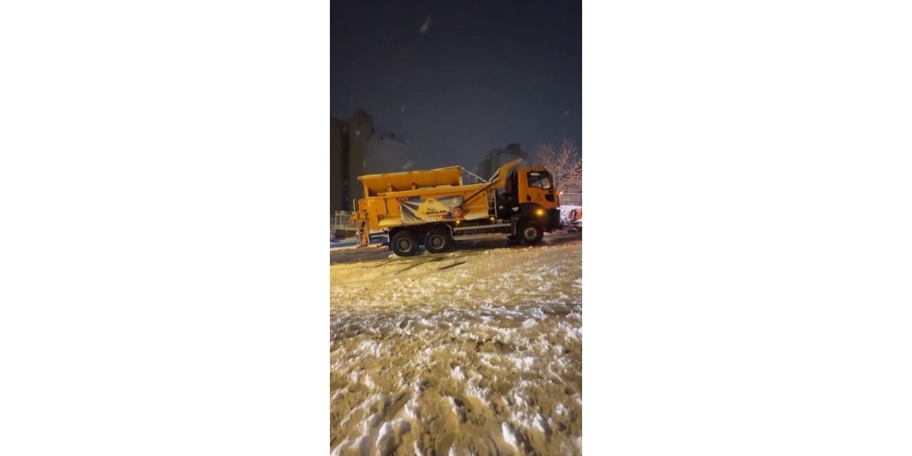 MALTEPE’DE YOLU AÇMAYA GELEN İBB KAR KÜREME ARACI YOLDA KALDI