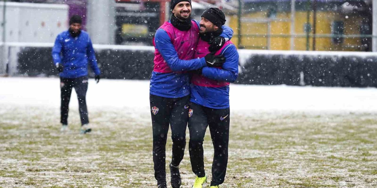 EYÜPSPOR, BEŞİKTAŞ MAÇI HAZIRLIKLARINA KAR YAĞIŞI ALTINDA DEVAM ETTİ