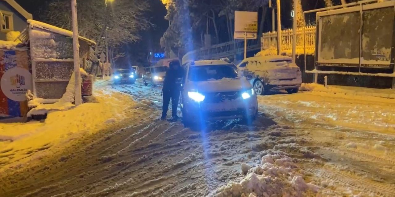 ÜSKÜDAR’DA SÜRÜCÜLER KAR NEDENİYLE ZOR ANLAR YAŞADI