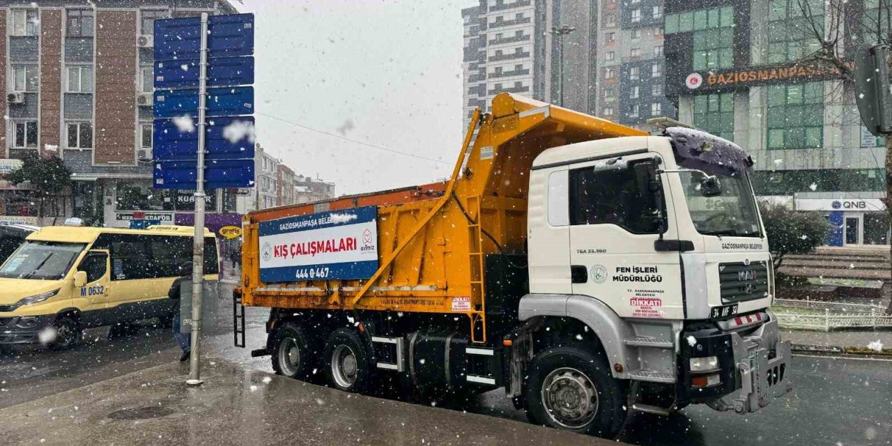 GAZİOSMANPAŞA’DA KARLA MÜCADELE EKİPLERİ 24 SAAT GÖREV BAŞINDA