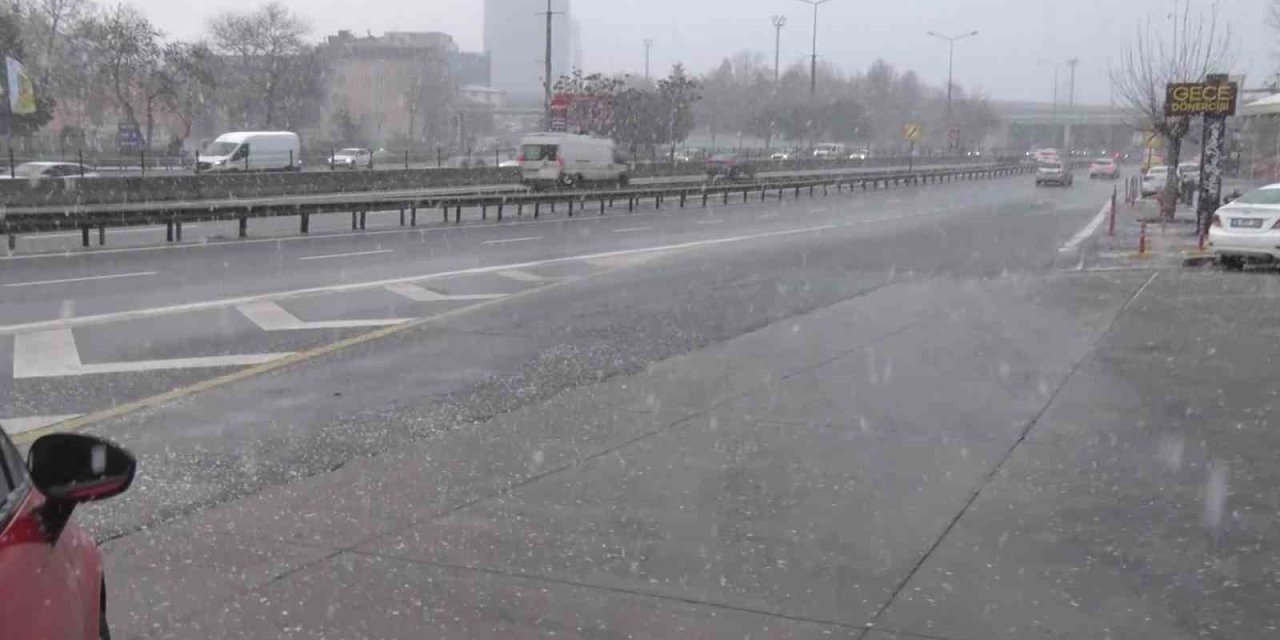 İSTANBUL’DA KAR YAĞIŞI DEVAM EDİYOR