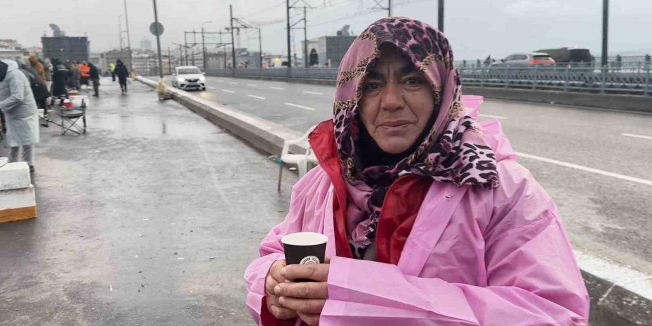 OLTA BALIKÇILARI KAR SOĞUK DİNLEMEDİ, GALATA KÖPRÜSÜ’NDE "RASTGELE" DEDİ