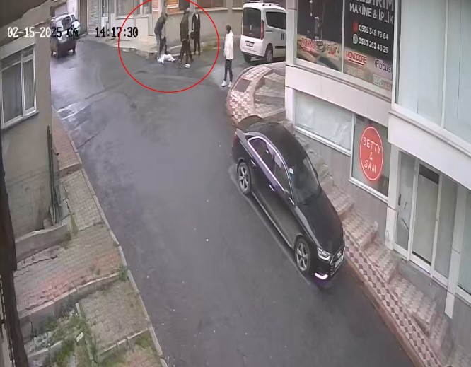 ARNAVUTKÖY’DEKİ ACIMASIZ DAYAK KAMERADA: KASKLA KAFASINA VURUP YERDE TEKMELEDİLER