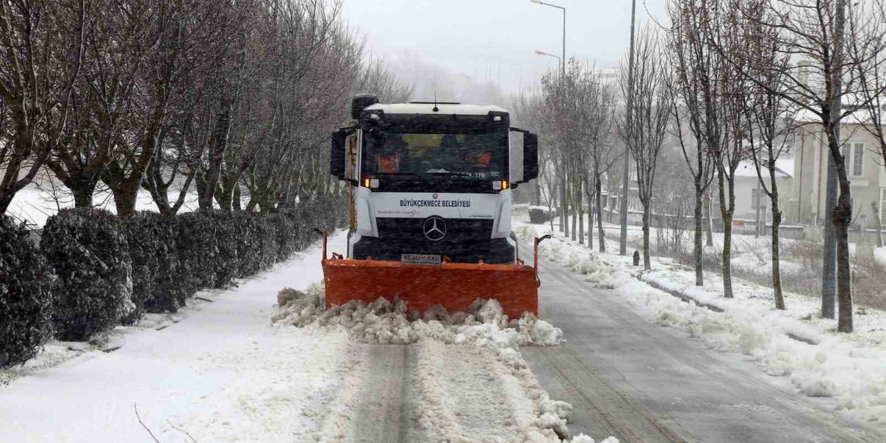 BÜYÜKÇEKMECE BELEDİYESİ KARLA MÜCADELEYİ 24 SAAT ESASIYLA SÜRDÜRÜYOR