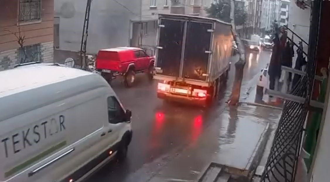 ESENYURT’TA SEYİR HALİNDEKİ KAMYONET AĞACA ÇARPTI