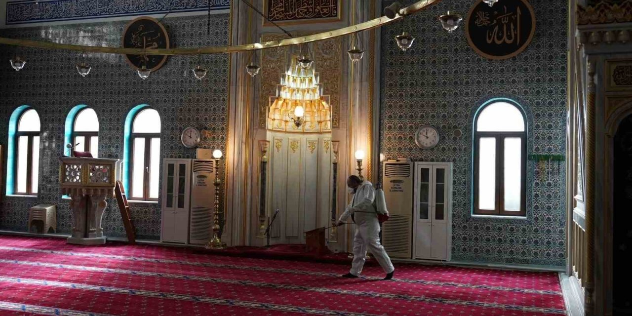 MALTEPE’DEKİ İBADETHANELER RAMAZAN ÖNCESİ DEZENFEKTE EDİLİYOR